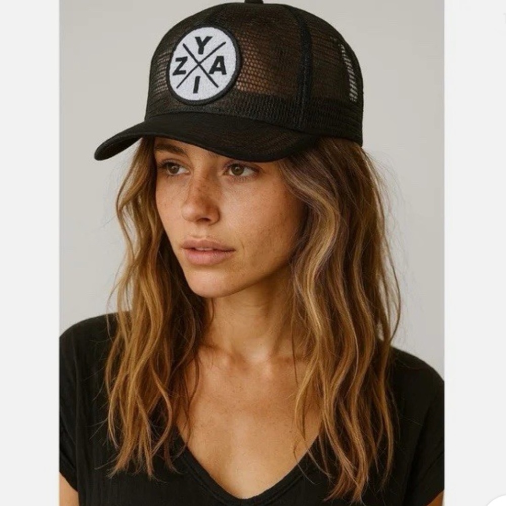 ZYIA BLACK MESH CAP WITH PATCH LOGO SNAP BACK